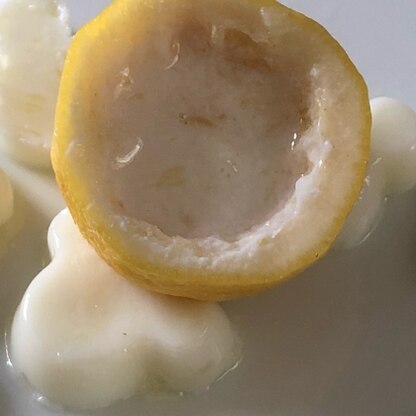 こちらも、レモンの皮を器にして蜂蜜レモンゼリー作ってみました！ミルク入りですが、味、ぐっ！でしたよ！